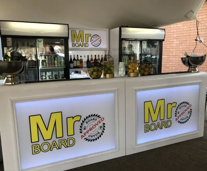 3m courbé with display & fridges@2x